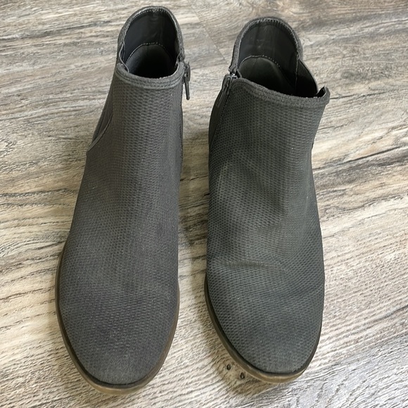 Kensie Gerona Textured Suede Grey Ankle Bootie, size 7.5 - Picture 4 of 9